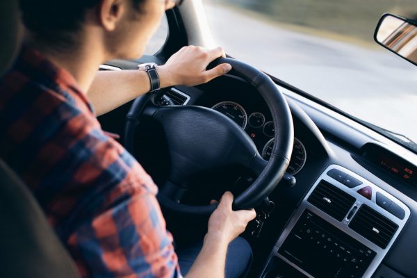 運転中の腰痛イメージ